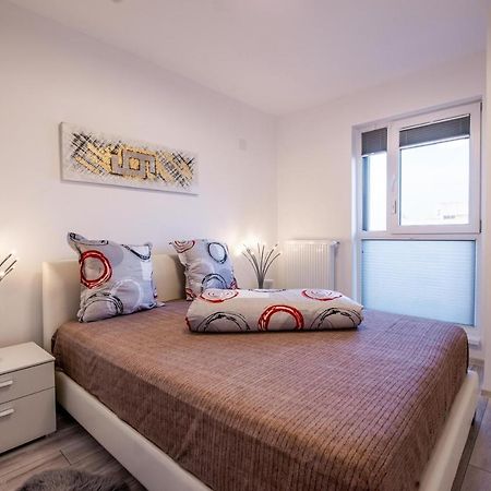 Luxury Westpark 2 Presidentialsuite With Lake View W4 Boekarest Buitenkant foto