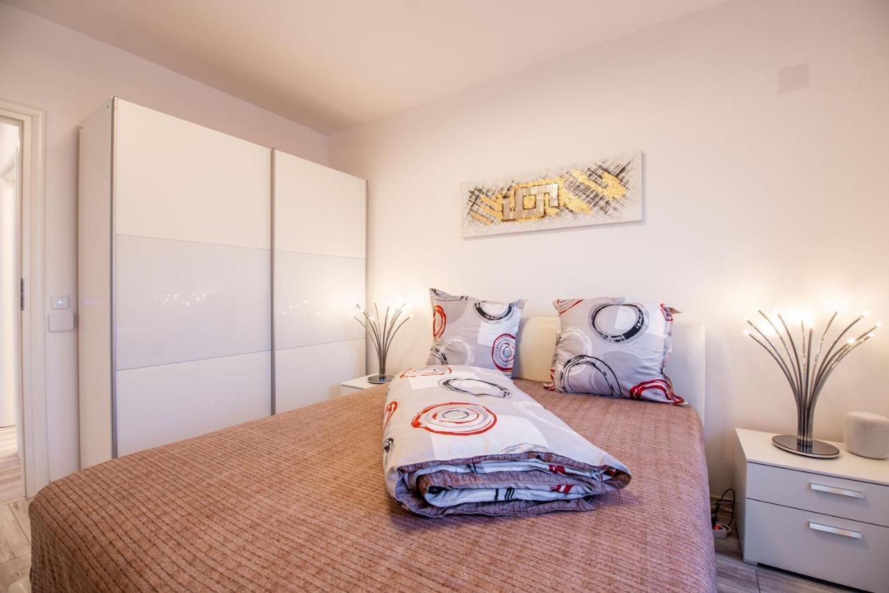 Luxury Westpark 2 Presidentialsuite With Lake View W4 Boekarest Buitenkant foto
