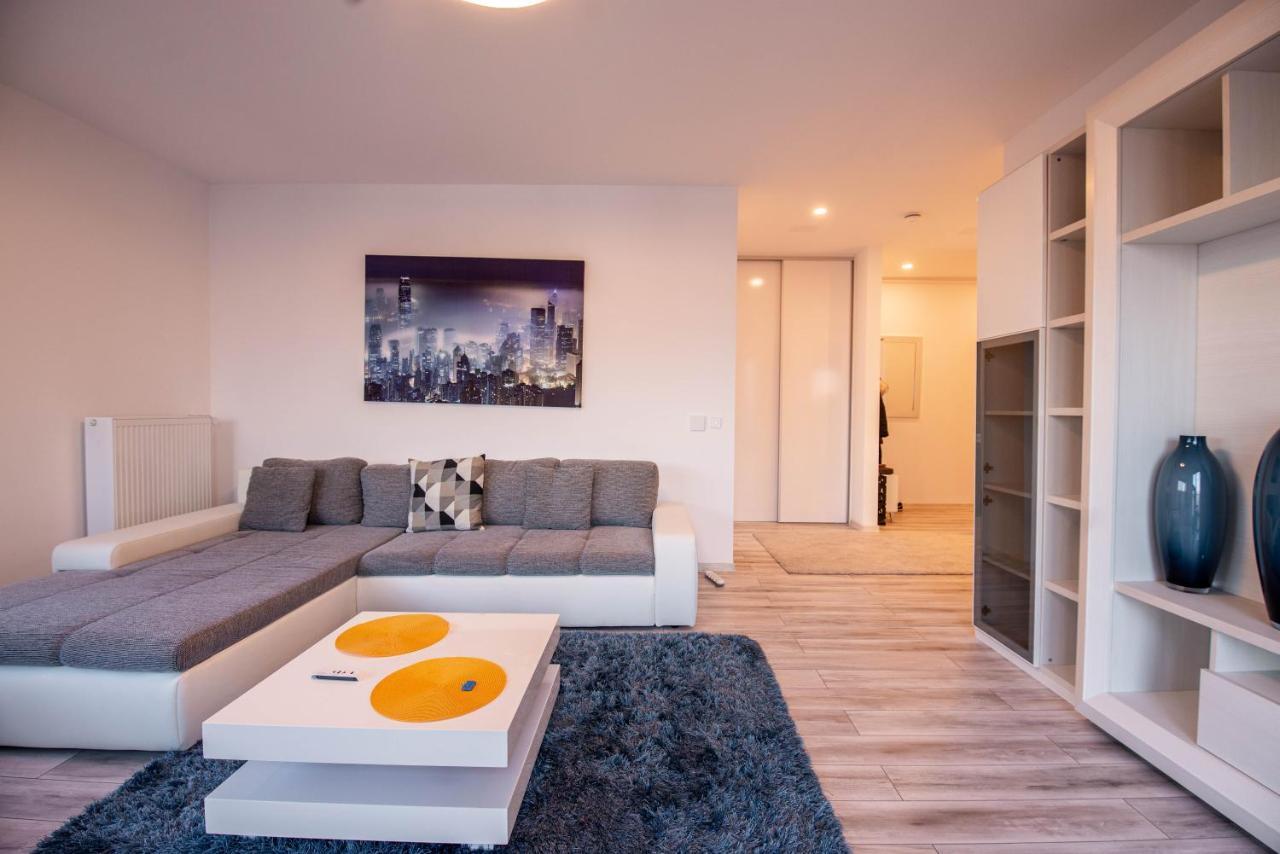 Luxury Westpark 2 Presidentialsuite With Lake View W4 Boekarest Buitenkant foto