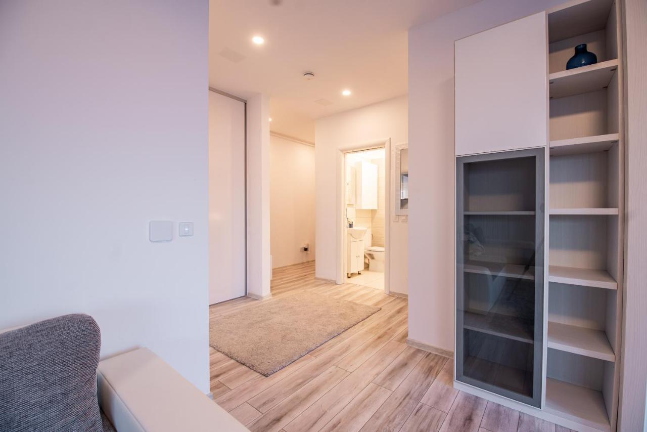 Luxury Westpark 2 Presidentialsuite With Lake View W4 Boekarest Buitenkant foto