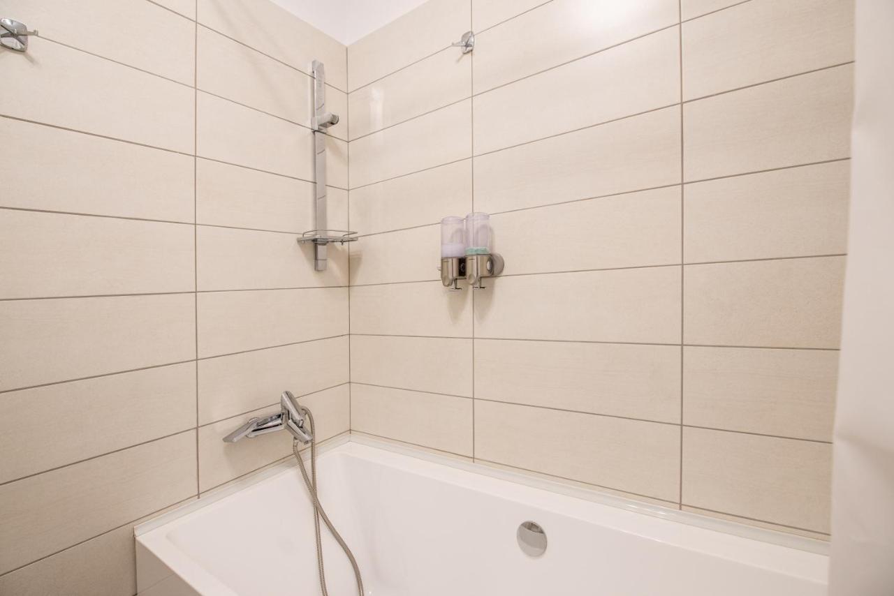 Luxury Westpark 2 Presidentialsuite With Lake View W4 Boekarest Buitenkant foto